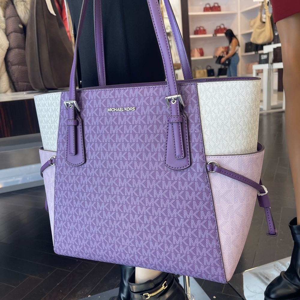 MICHAEL KORS Voyager Lg Color-Block Signature Logo Shoulder Tote Bag
Dark Purple - Picture 2 of 16